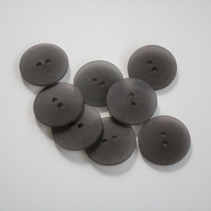 Harmaa mattapintainen muovinappi