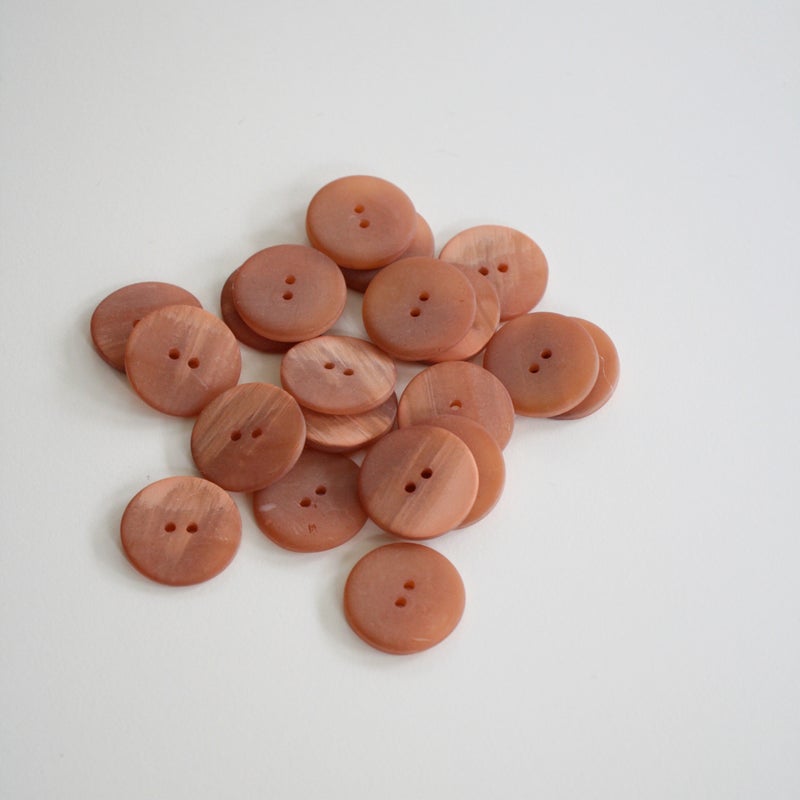 Kevyesti kuvioitu nappi 23mm