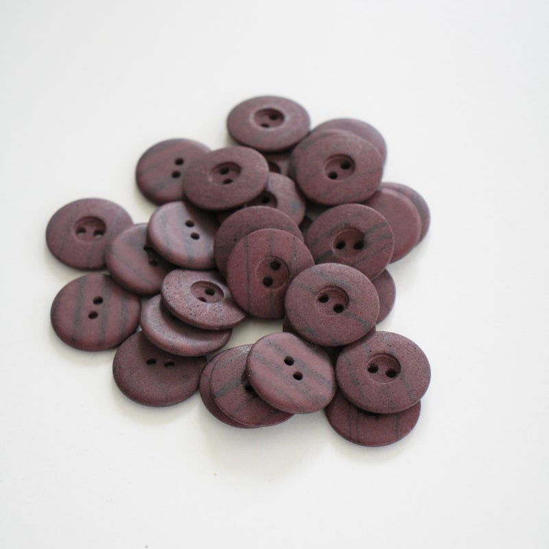 Tumman violetti, raidallinen nappi 20mm