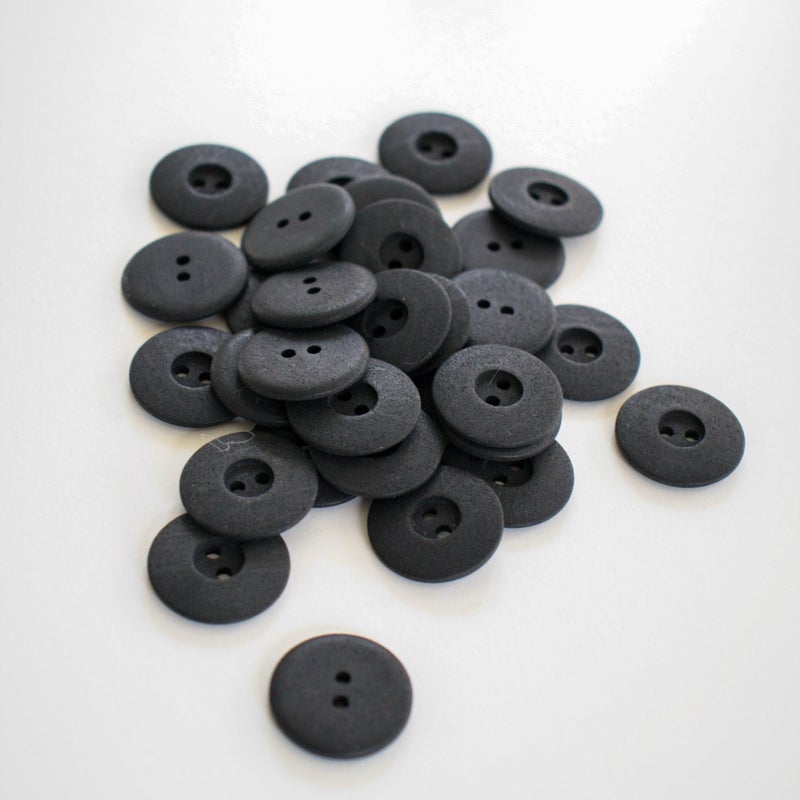 Musta nappi, keskelt&auml; uurrettu 20mm