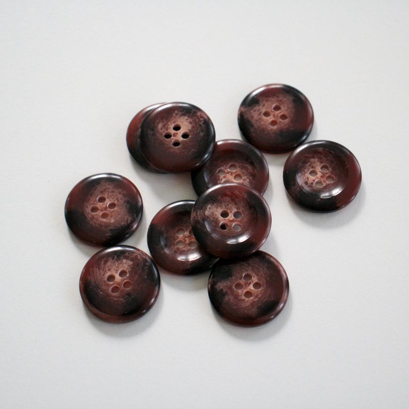 Ruskea kuviollinen muovinappi 20mm